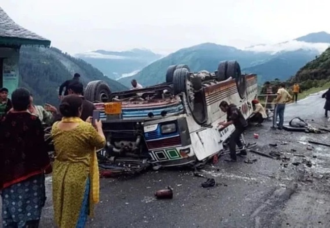चंबा में बड़ा सड़क हादसा, खाई में जा गिरी निजी बस, 7 लोगों की मौत, 11 घायल