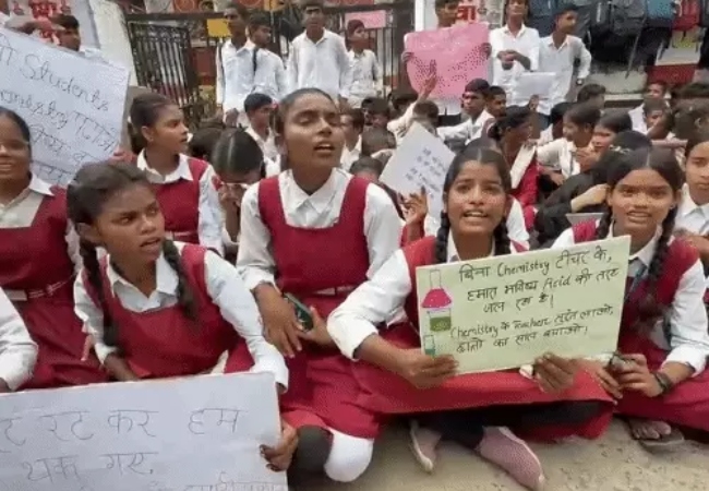 आज फिर हुआ एक जेन-अल्फा छात्र आंदोलन: शहर ​था आजमगढ़, विषय- शिक्षकों की नियुक्ति हेतु...