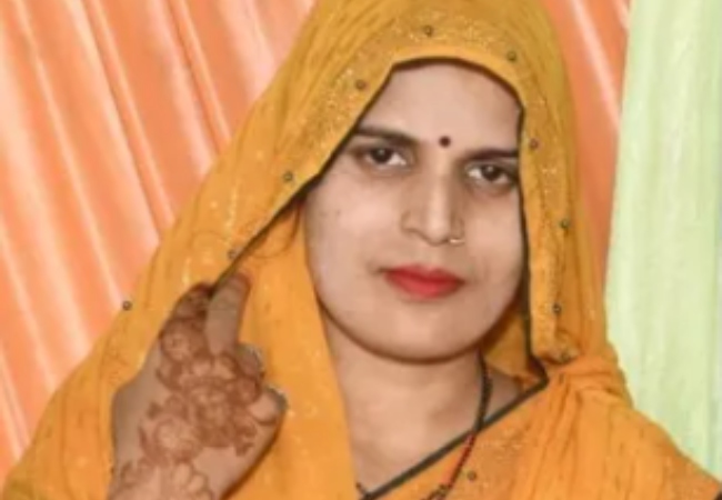 गोरखपुर में दर्दनाक सड़क हादसा, तेज रफ्तार वाहन की टक्कर से महिला की मौत, पति और तीन बच्चे गंभीर रूप से घायल
