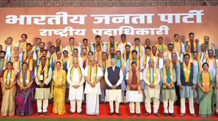 BJP की नई टीम से मिले पीएम मोदी, पार्टी मुख्यालय में राष्ट्रीय पदाधिकारियों के साथ खिंचवाई तस्वीर