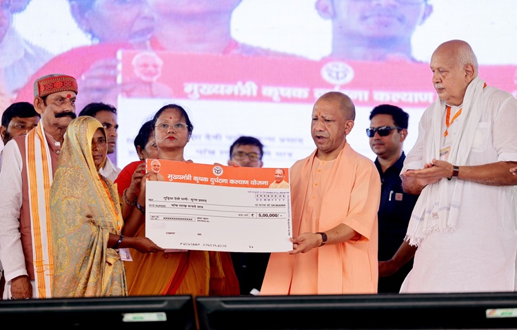 डबल इंजन सरकार विकास और जनकल्याण को साथ लेकर प्रदेश के प्रत्येक क्षेत्र में आधारभूत सुविधाओं का कर रही विस्तार: सीएम योगी