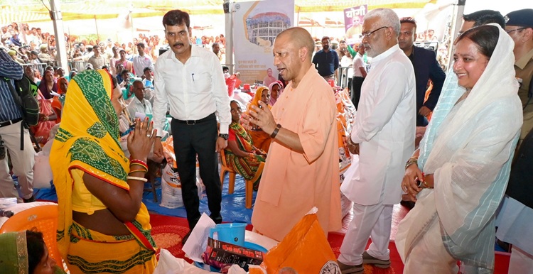 बलिया पहुंचे सीएम योगी: बाढ़ प्रभावित क्षेत्रों का किया हवाई सर्वेक्षण, कहा-सरकार संकट की हर घड़ी में प्रभावित परिवारों के साथ है खड़ी