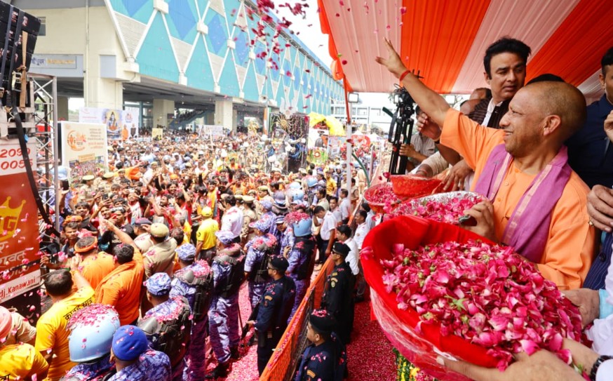 CM योगी ने मेरठ में कांवड़ियों पर की पुष्पवर्षा, कहा-कांवड़ यात्रियों के लिए प्रशासन ने पूरी मुस्तैदी के साथ कर रखी है सुरक्षा की व्यवस्थाएं