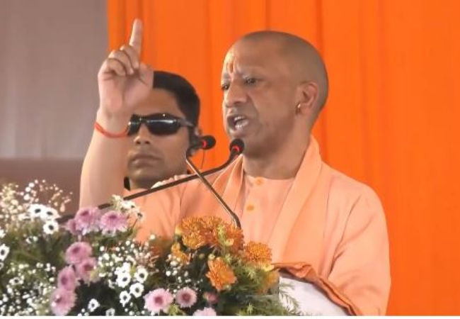 सीएम योगी, बोले- गिरगिट की तरह रंग बदलती है सपा, इनके PDA का पी पिछड़ा से पंडित हो गया और एक दिन कर देंगे पाकिस्तान