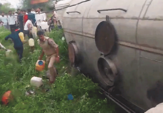 Video- टैंकर पलटा तो बाल्टी-बर्तन लेकर दौड़ पड़े लोग, मुफ्त में तेल भरने की मची होड़, निकला तारपीन का तेल