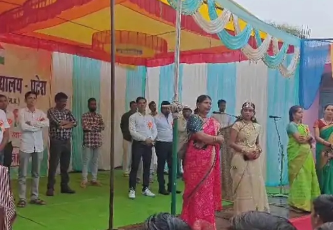 Video: पूर्व प्राचार्य बोलीं- बच्चों इतना पढ़ो कि पैसे देकर, सीनीयर ​को ओवरटेक कर प्रचार्य बनने की नौबत ना आए
