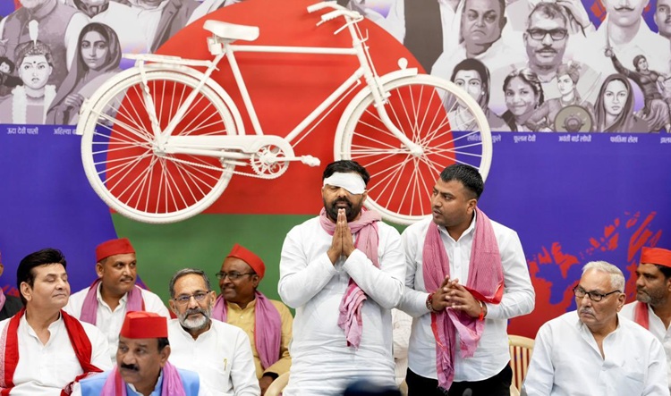 दिग्विजय भाटी और मोहित जाटव ने अखिलेश यादव से की मुलाकात, पुलिस की बर्बरता के बारे में बताया