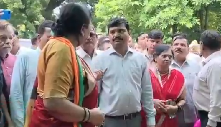 UP सरकार की मंत्री बेबी रानी मौर्य ने एटा के DM को किया 17 बार फोन लेकिन नहीं किया रिसीव, मंत्री ने जताई नाराजगी