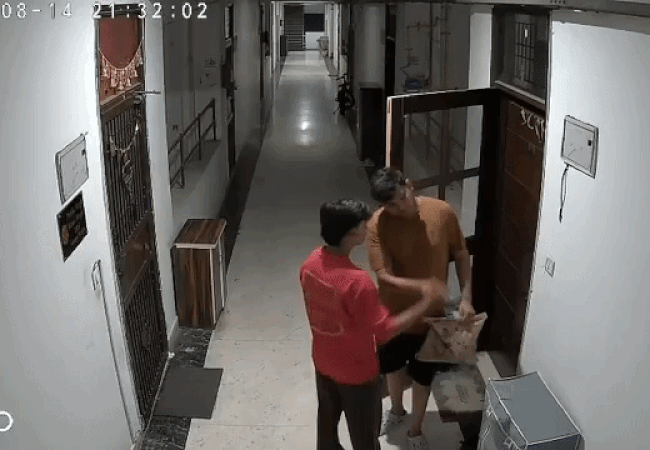 मेरठ में 5 मिनट की देरी पर डिलीवरी बॉय की, घर के अंदर ले जा​कर की गई पिटाई, विरोध में कर्मचारियों ने बंद किया काम