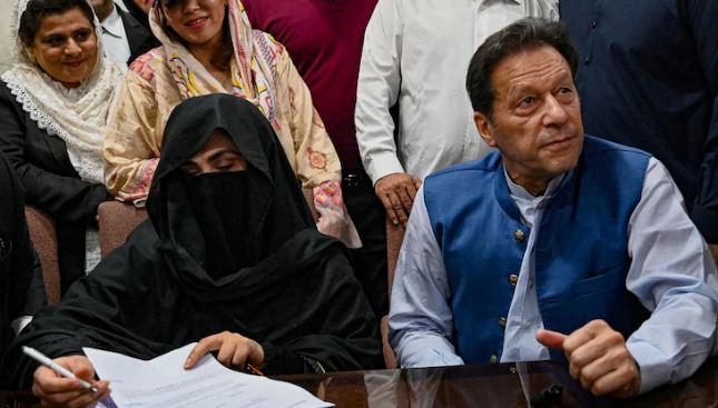 Former PM Imran Khan : पूर्व पीएम इमरान खान ने 9 महीने बाद पत्नी और बहन से की मुलाकात