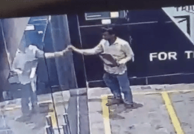 शोरूम में घुसा चोर: कॉफी पी, नहाकर कपड़े सुखाए, गाना बजाकर लुंगी डांस किया फिर 5 लाख की KTM लेकर भागा, CCTV में कैद