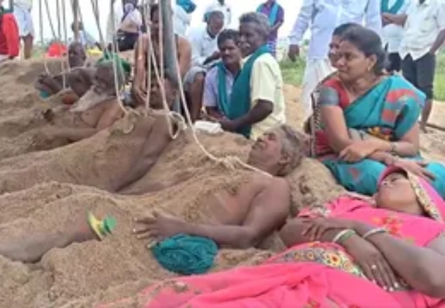 तमिलनाडु में सूखती फसलें, टूटती उम्मीदें, कावेरी नदी के किनारे रेत में खुद को दफन कर रो पड़े किसान