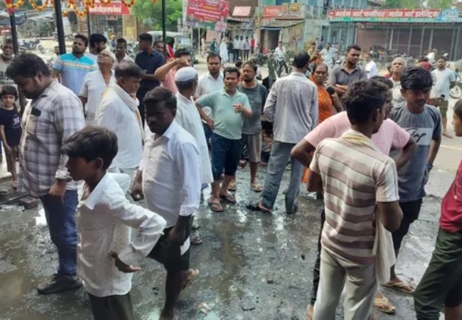 उत्तर प्रदेश के संतकबीरनगर में शार्ट सर्किट से दो दुकानें जलकर राख, लाखों का नुकसान