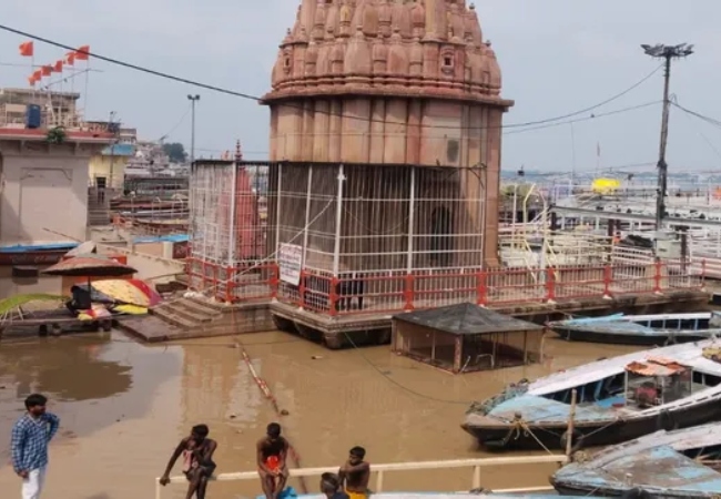 काशी में गंगा का रौद्र रूप, शीतला घाट मंदिर पूरी तरह जलमग्न, प्रशासन अलर्ट मोड पर