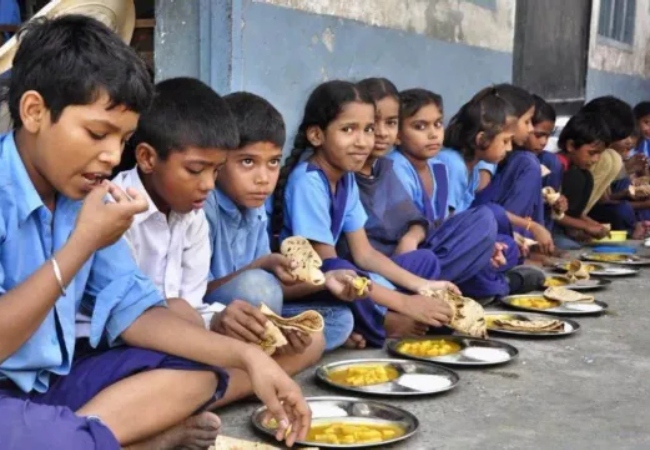 मिड-डे मील पर यूपी सरकार का सख्त रुख, बैक्टीरिया और मिलावट पकड़ने के लिए होगी लैब टेस्टिंग