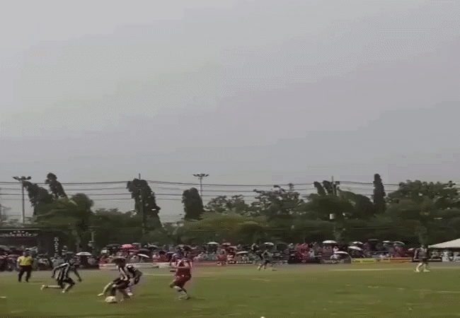 Video- बारिश में खेल रहे थे फुटबॉल... मैच के बीच गिरी बिजली, 24 वर्षीय फुटबॉलर की दर्दनाक मौत