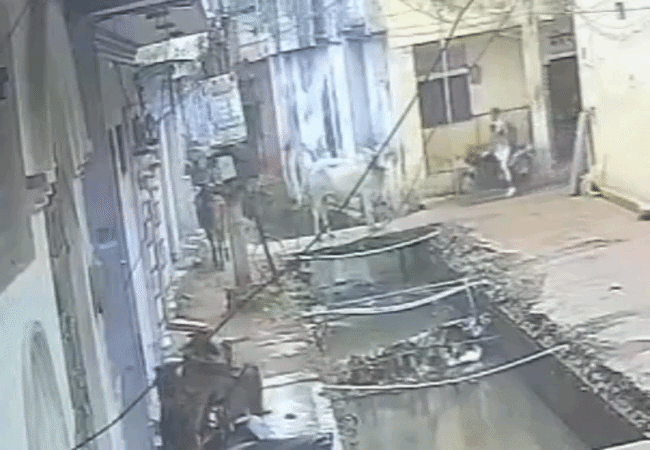 Video-बाइक समेत नाले में गिरे पिता-बेटी… लोगों ने बचाई जान, नगर पालिका पर उठे सवाल