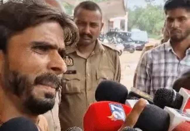 झांसी: थाने में पुजारी ने लगाई फांसी, बेटा बोला- बच्ची से छेड़छाड़ का झूठा आरोप लगाया गया, पिता जी सहन...