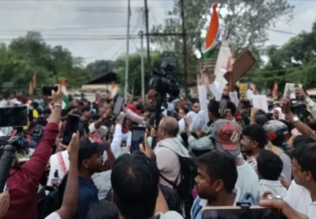 झारखंड विधानसभा घेराव कर रहे छात्रों ने चार बैरिकेडिंग की पार,अब कंटीली बैरिकेडिंग कैसे करेंगे पार?