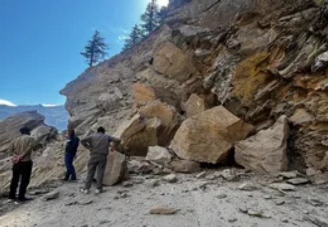 उत्तराखंड के पिथौरागढ़ में भूस्खलन का कहर, कैलाश मानसरोवर यात्रा मार्ग ठप