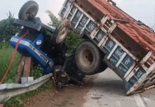 लखनऊ: सुल्तानपुर हाईवे पर ईंटों से लदी ट्रैक्टर-ट्रॉली पलटी, चार की मौत