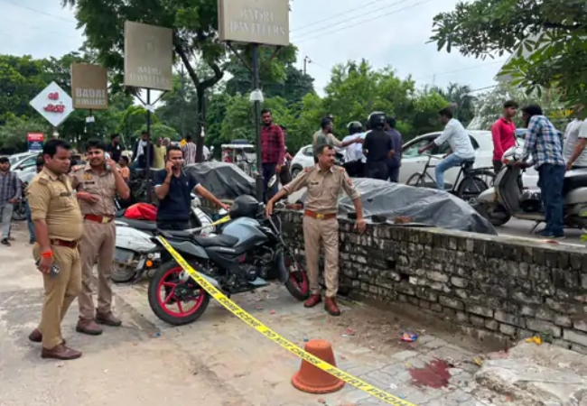 लखनऊ के गोमतीनगर में दिनदहाड़े महिला बैंक कर्मचारी की गोली मारकर हत्या, ICICI बैंक में रिलेशनशिप मैनेजर थी...