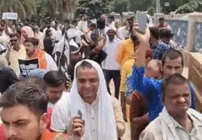 लखनऊ में यूजीसी नियमों के विरोध में उतरें सैकड़ों लोग, नेताओं की निकाली सांकेतिक शव यात्रा,बोले- सवर्ण संवैधानिक अछूत