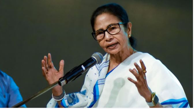 शिवसेना यूबीटी ने पश्चिम बंगाल की पूर्व सीएम ममता बनर्जी पर हालिया हमले की तीखी आलोचना, केंद्र पर बोला हमला