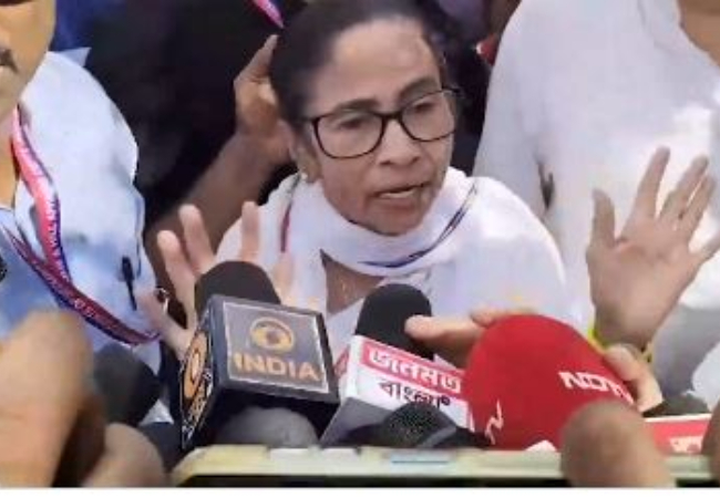 ममता बनर्जी, बोलीं- पुलिस के सामने असामाजिक तत्वों ने पत्थर से किया अटैक, अगर गाड़ी का शीशा खुला होता, तो सिर फट जाता और मैं मर जाती
