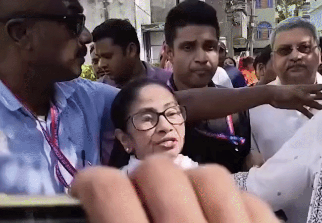 ममता बनर्जी, बोलीं- पुलिस के सामने असामाजिक तत्वों ने पत्थर से किया अटैक, अगर गाड़ी का शीशा खुला होता, तो सिर फट जाता और मैं मर जाती