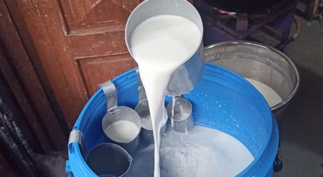 मुंबई में महंगाई का लगेगा बड़ा झटका, दूध की थोक कीमतों में होगी 9 रुपये प्रति लीटर की बढ़ोत्तरी