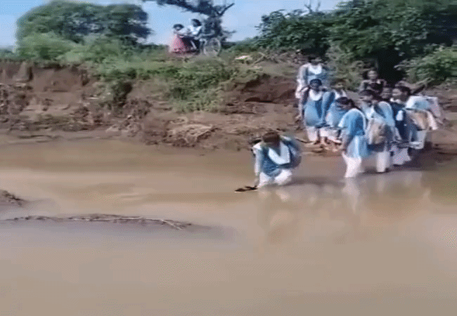 video-छात्राएं जान जोखिम में डालकर जा रहीं स्कूल, मध्य प्रदेश के ग्रामीण इलाकों में बदहाल बुनियादी सुविधाओं की हकीकत