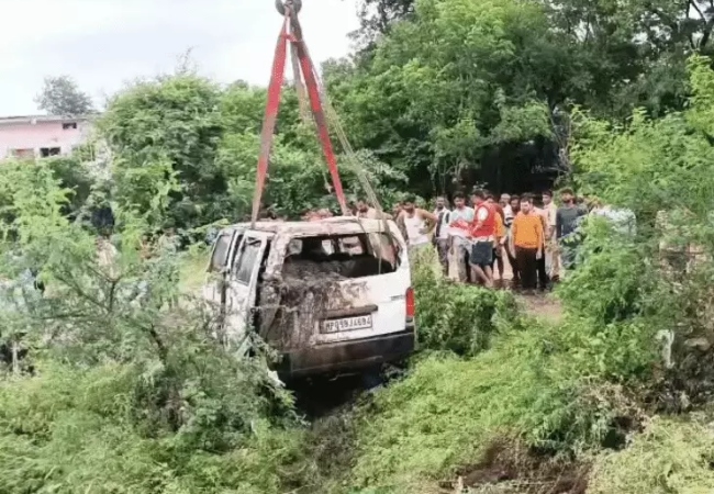 पुल पर भरा था पानी, फिर भी आगे बढ़ी कार: मध्यप्रदेश के राजगढ़ में नाले में बहकर तीन बच्चों समेत 9 लोगों की मौत