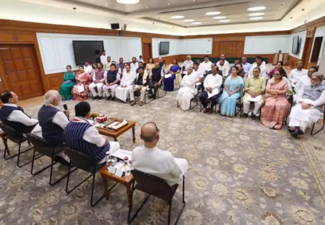 पीएम मोदी ने एनडीए के नए 45 सांसदो के साथ बैठक की, टीएमसी और उद्धव गुट के बागी सांसद भी रहें मौजूद