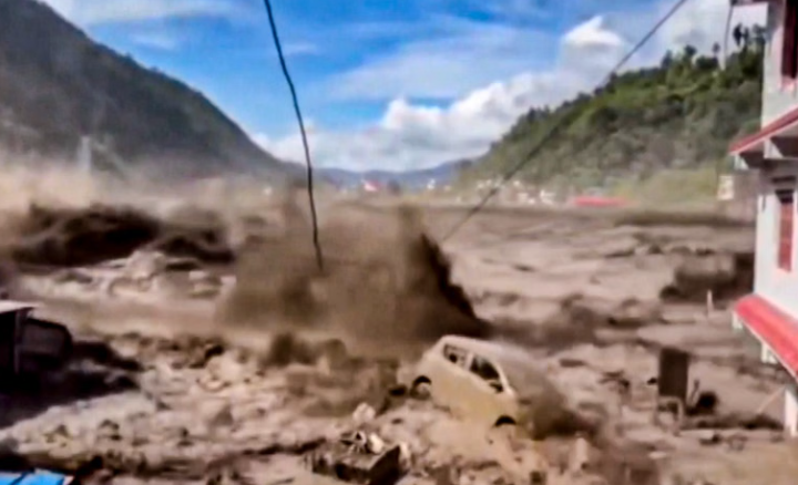 Nepal Flash Flood : नेपाल में बाढ़ के चलते भारतीय दूतावास ने जारी किए इमरजेंसी नंबर