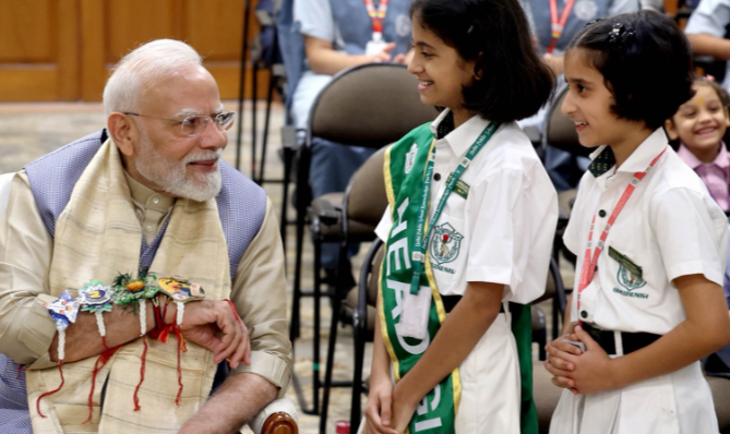 पीएम मोदी ने इस तरह से मनाया रक्षाबंधन का त्योहार, बच्चों को दुलारा, बंधवाई राखी, देखिए तस्वीरें