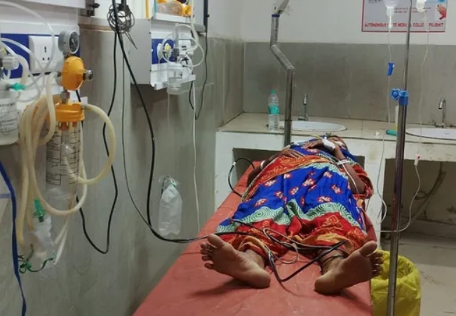 पीलीभीत में खौफनाक वारदात, झगड़े के बाद नई दुल्हन ने सब्जी में मिलाया जहर, पति और सास-ससुर गंभीर