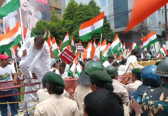 पटना में मचा बवाल, आयकर गोलंबर पर रोका गया तेजस्वी यादव का मार्च, पुलिस और आरजेडी कार्यकर्ताओं की झड़प