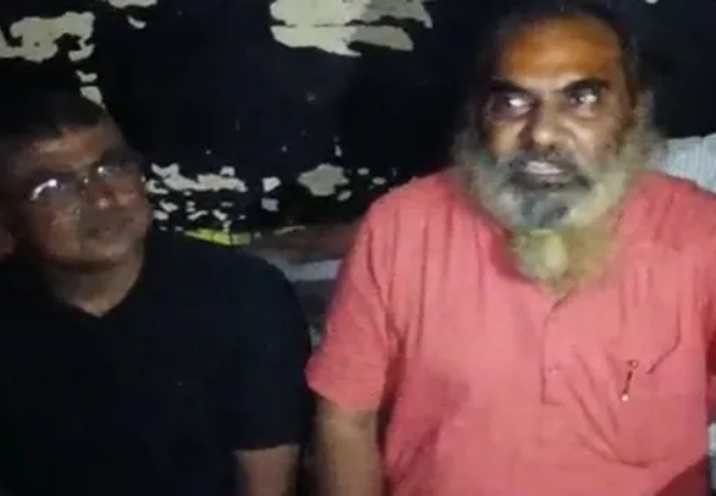 प्रयागराज में पिछले 48 घंटे से बिजली गुल होने पर मचा हाहाकार, देवघाट के 200 घरों में अंधेरा, भड़के लोगों ने घेरा सबस्टेशन