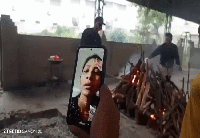 Video- पिता के अंतिम विदाई में 5100 रूपये भेज, वीडियो कॉल पर देखा अंतिम संस्कार , बेटियों को पढ़ाकर टीचर बनाएं थे...