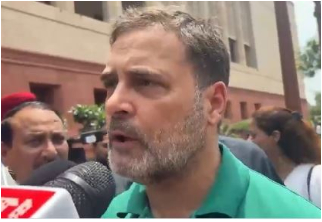 राहुल गांधी, बोले- अमित शाह में ऐसा क्या खास है कि जब मीडिया चुप होकर खड़ा हो जाता है? जबकि देश का छात्र मोदी सरकार से नहीं डरता