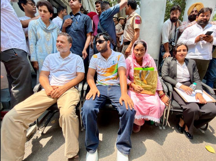 पैलेट गन पीड़ित साहिल के साथ संसद मार्ग थाने के बाहर बैठे राहुल गांधी, कहा- FIR दर्ज होने तक नहीं जाएंगे