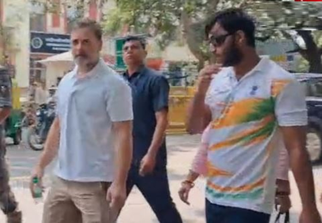 पैलेट गन पीड़ित साहिल को साथ लेकर संसद मार्ग थाने पहुंचे राहुल गांधी, पुलिस पर लगाया FIR नहीं दर्ज करने का आरोप