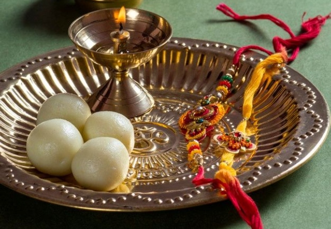 Raksha Bandhan 2026: दूर रहकर भी फिकी नहीं पड़ेगी रिश्तों की मिठास, वक्त रहते भाई तक ऐसे पहुंचाएं अपनी राखी