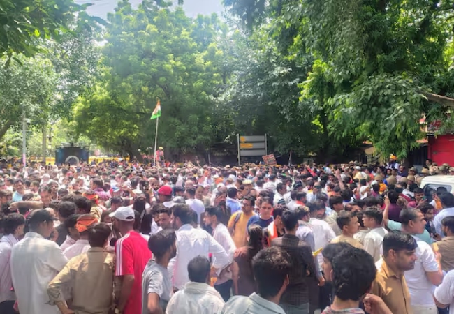 जंतर-मंतर पर ‘रिजर्वेशन हटाओ आंदोलन’ का प्रदर्शन जारी, रामलीला मैदान में 500 लोगों को जुटने की मिली मंजूरी
