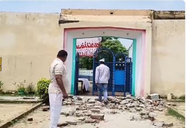 Video- स्वतंत्रता दिवस कार्यक्रम के दौरान संभल में स्कूल का छज्जा गिरा, एक बच्चे की मौत व दो घायल, मची चीख-पुकार