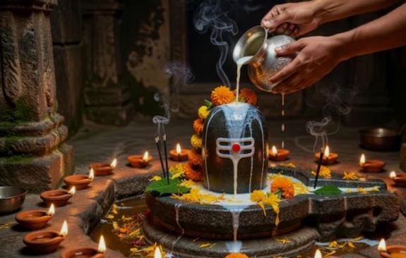 Sawan Last Monday 2026 : सावन के आखिरी सोमवार शिवलिंग पर चढ़ाएं ये चीजें, जानें आसान उपाय