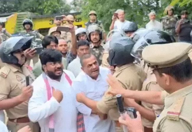 उत्तर प्रदेश: 59 साल पुरानी मस्जिद-मदरसे पर चला बुलडोजर, पुलिस और सपाइयों के बीच हुई गहमा-ग​हमी, 6 बुलडोजर...