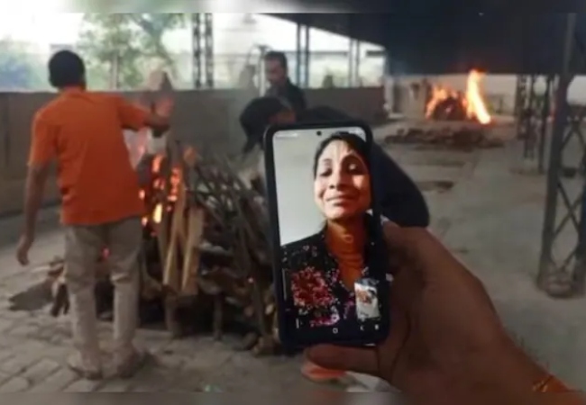 Video- पिता के अंतिम विदाई में 5100 रूपये भेज, वीडियो कॉल पर देखा अंतिम संस्कार , बेटियों को पढ़ाकर टीचर बनाएं थे…