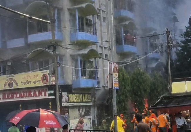 पश्चिम बंगाल के बीरभूम में होटल में आग लगने से 8 की मौत, 9 घायल, तारापीठ मंदिर दर्शन के लिए पहुंचे थे लोग